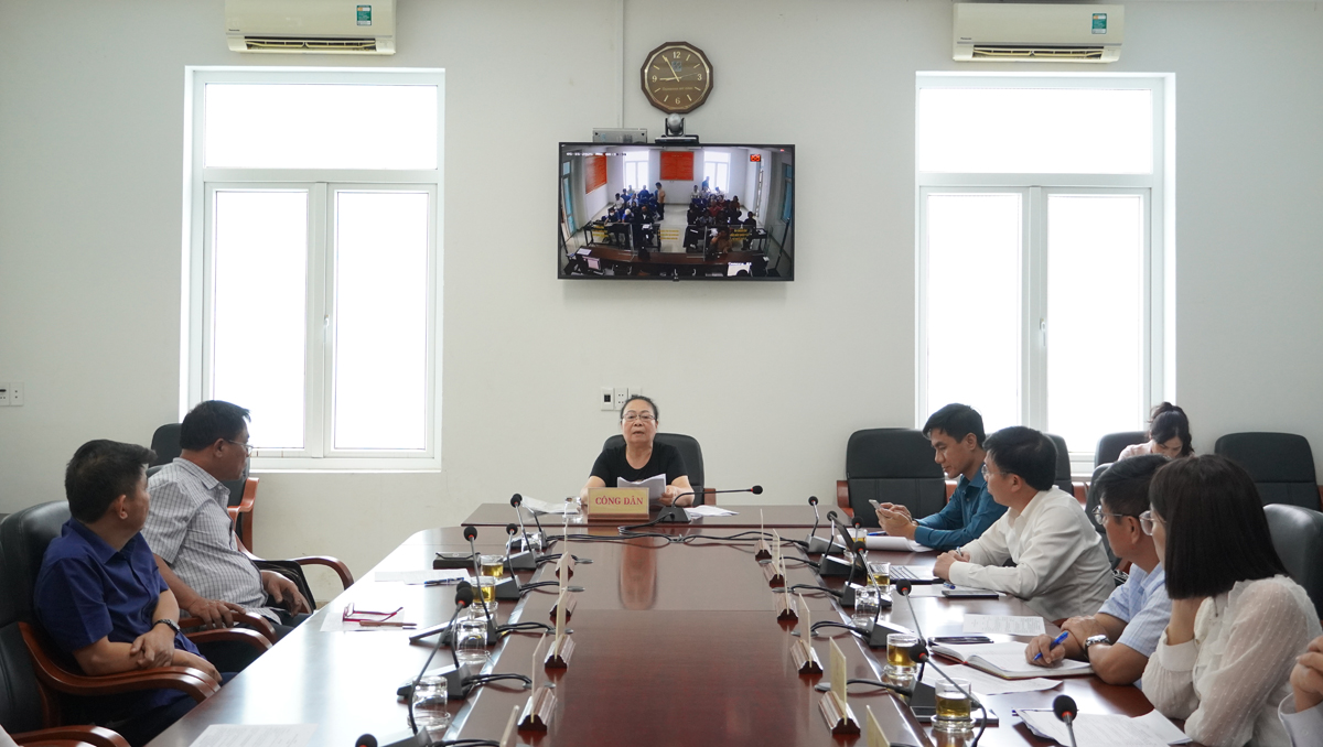 Công dân trình bày nội dung, kiến nghị tại Phiên tiếp công dân định kỳ của Chủ tịch UBND tỉnh. (Ảnh: quangbinh.gov.vn)
