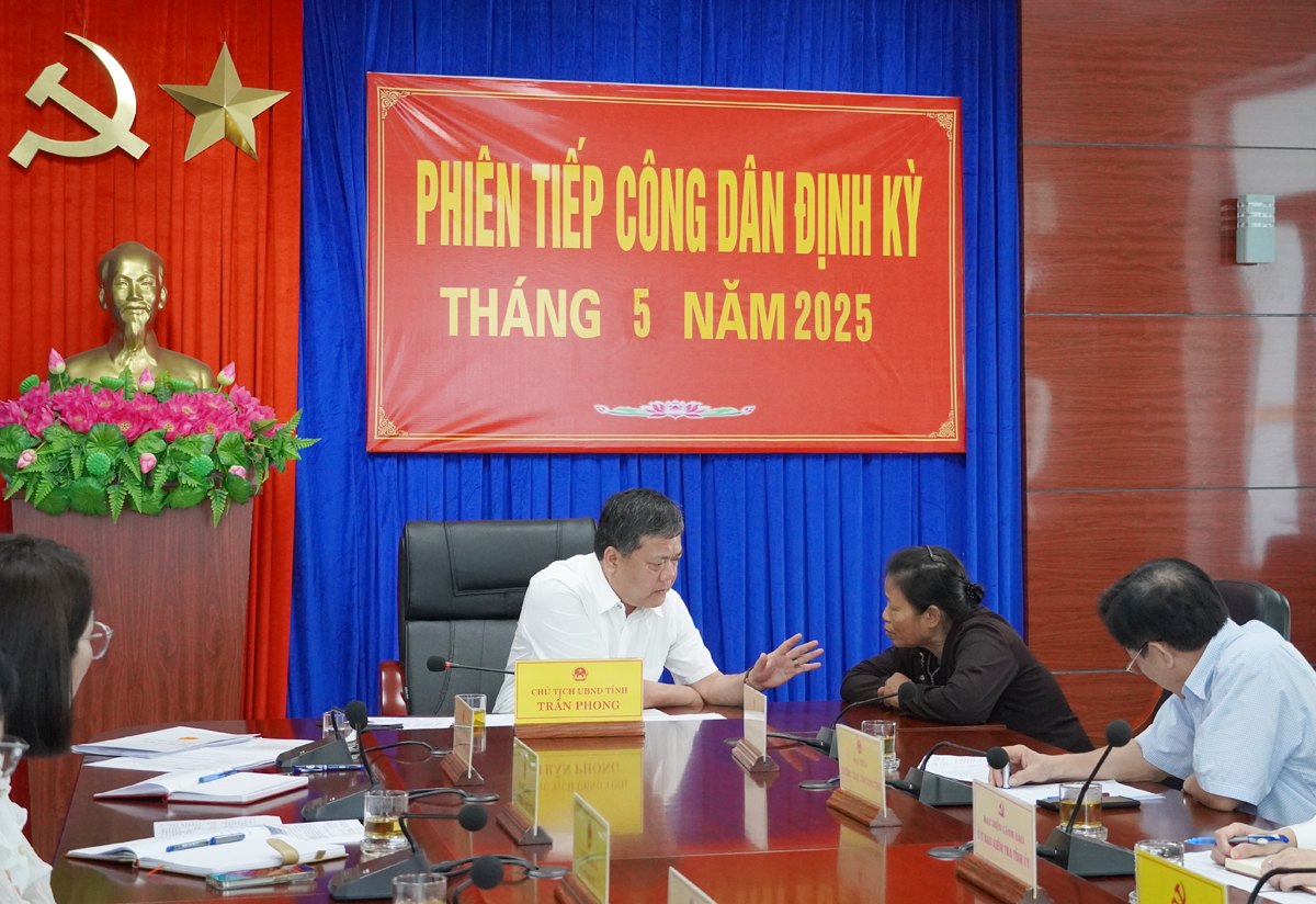 Chủ tịch UBND tỉnh Quảng Bình trao đổi với công dân tại Phiên tiếp công dân định kỳ tháng 5/2025. (Ảnh: quangbinh.gov.vn)